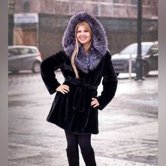 Mink Fur Coat with Silver Fox Hood – Black – Excellent Condition - Picture 4 of 16